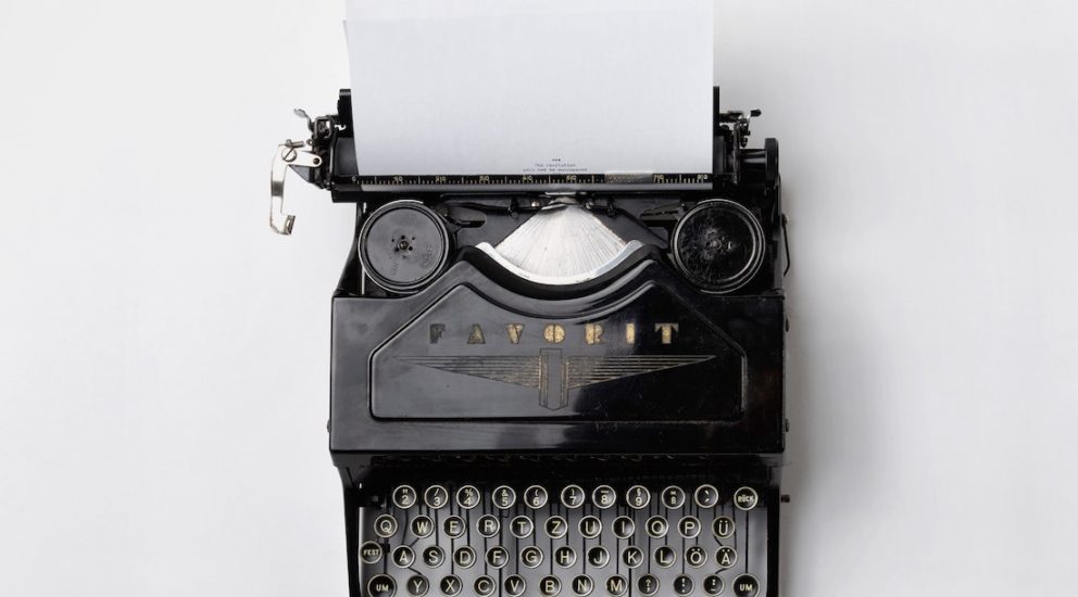 Schwarze Retro Schreibmaschine mit eingezogenem Papier